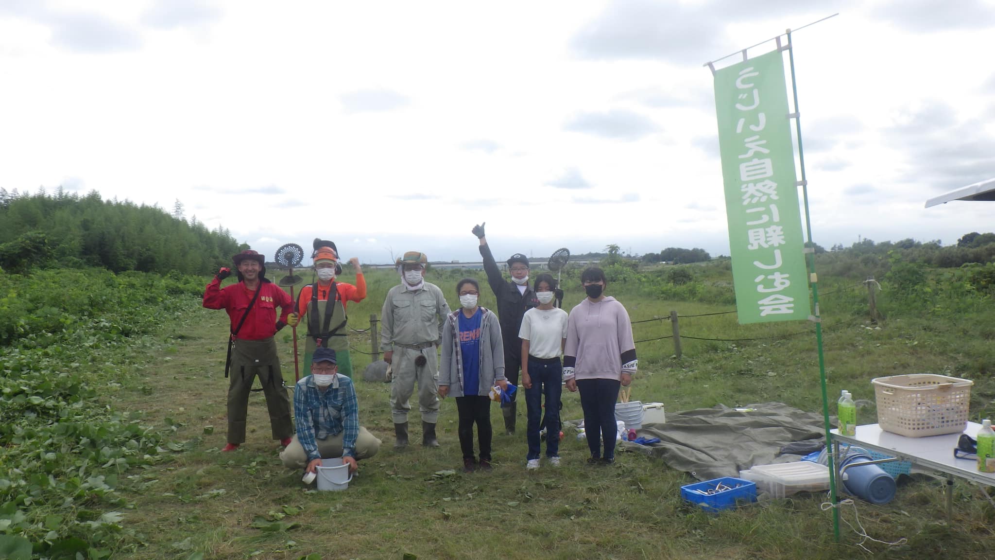ユースも参加して除草作業