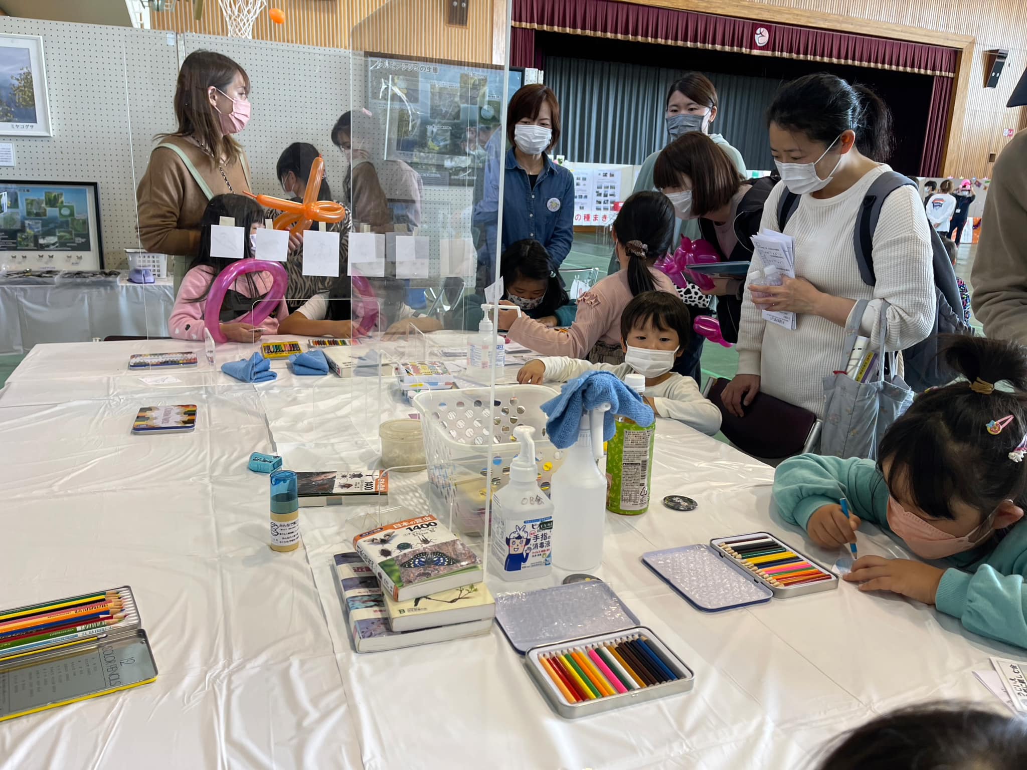 子供たちは色塗りに懸命