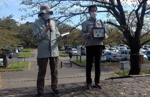 県職員によるクビアカツヤカミキリの生態の説明