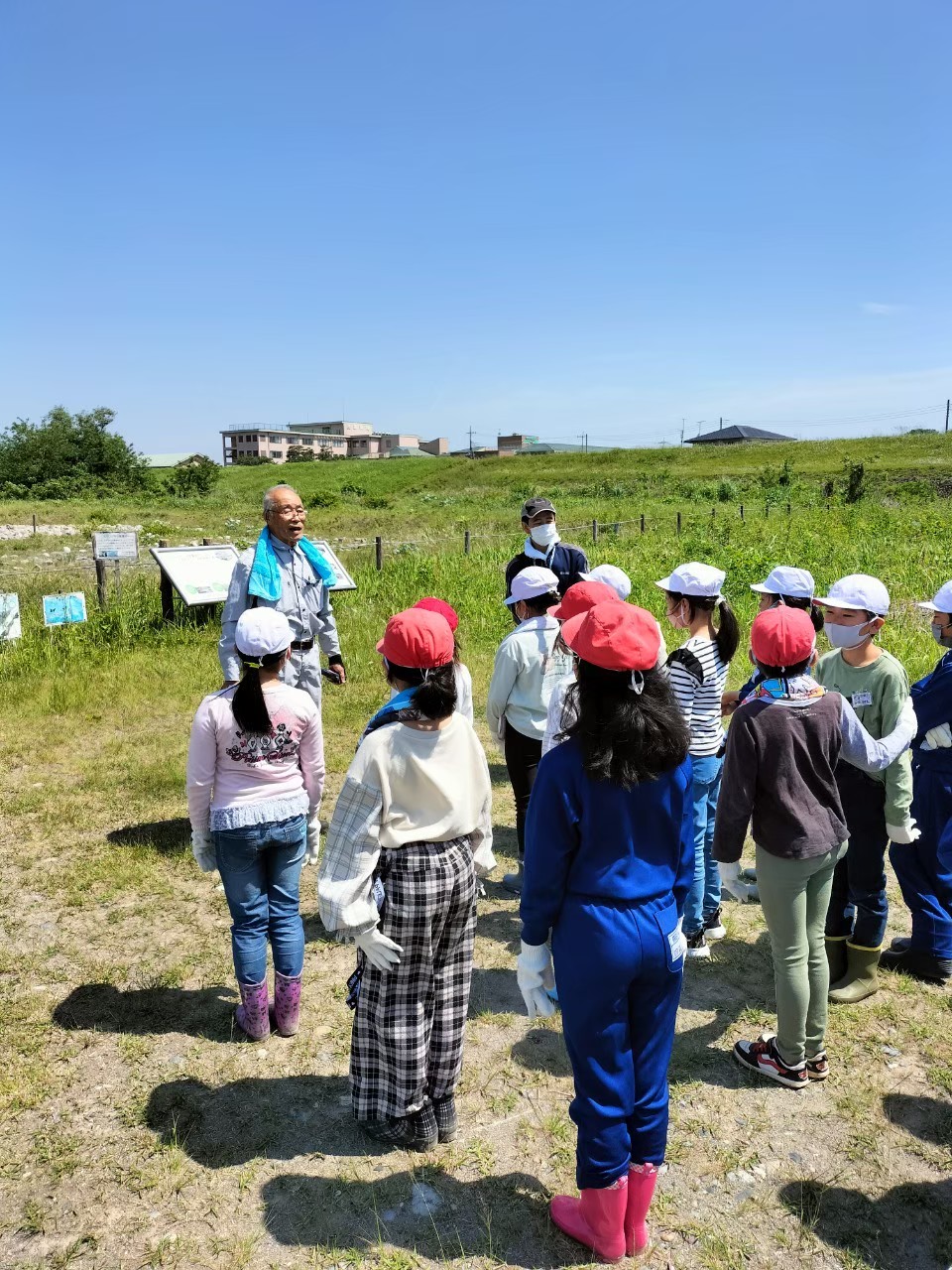 説明を受ける子供たち