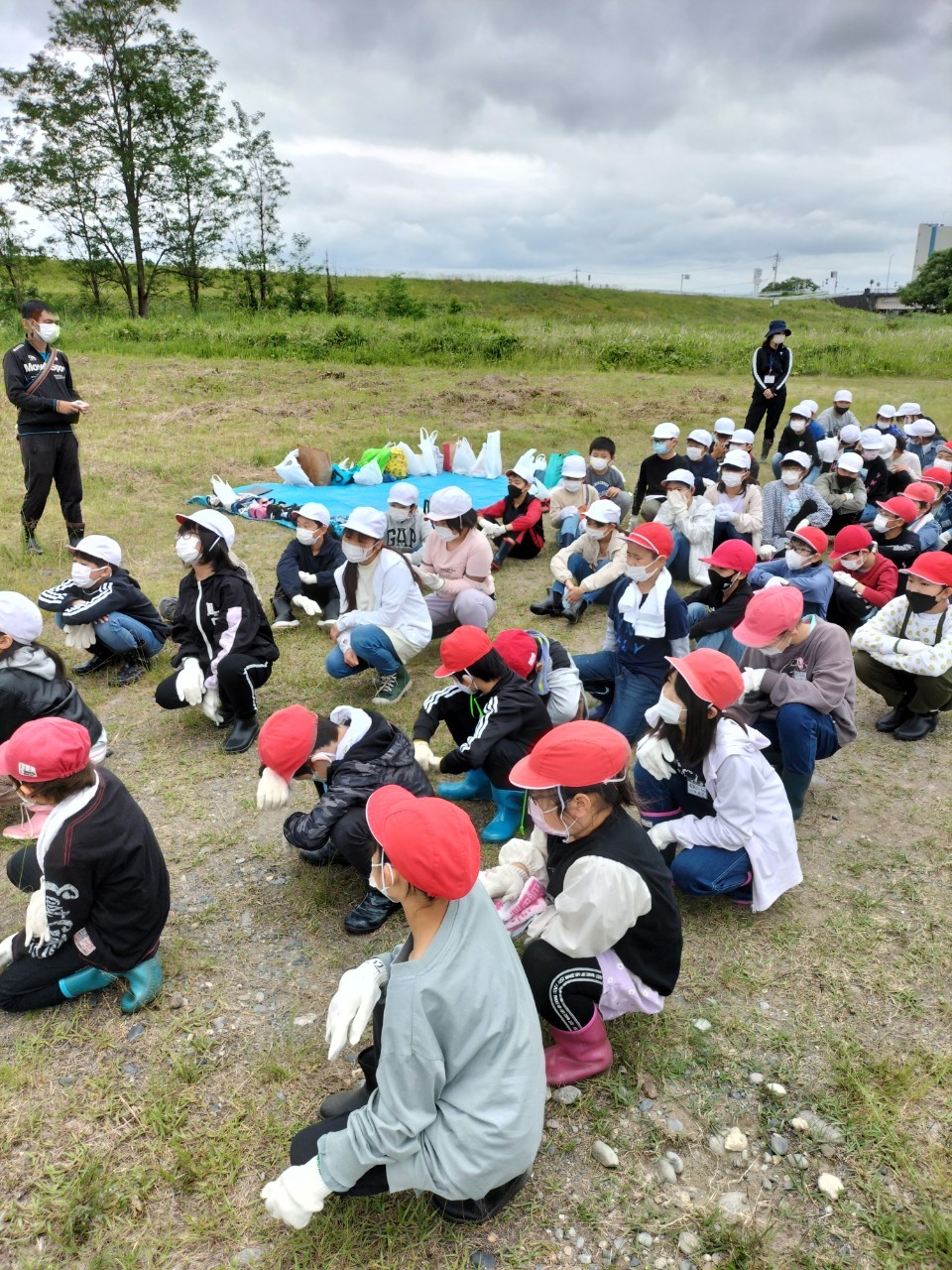 説明を受ける子供たち