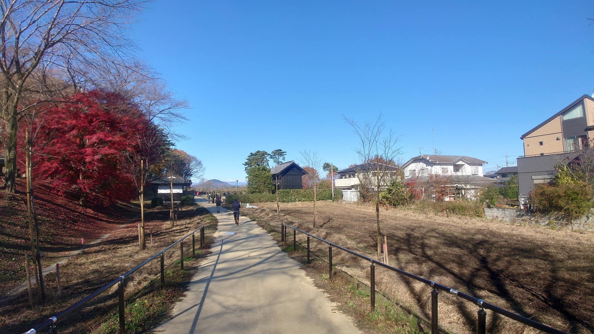 長屋門付近の圃場に種を播きます