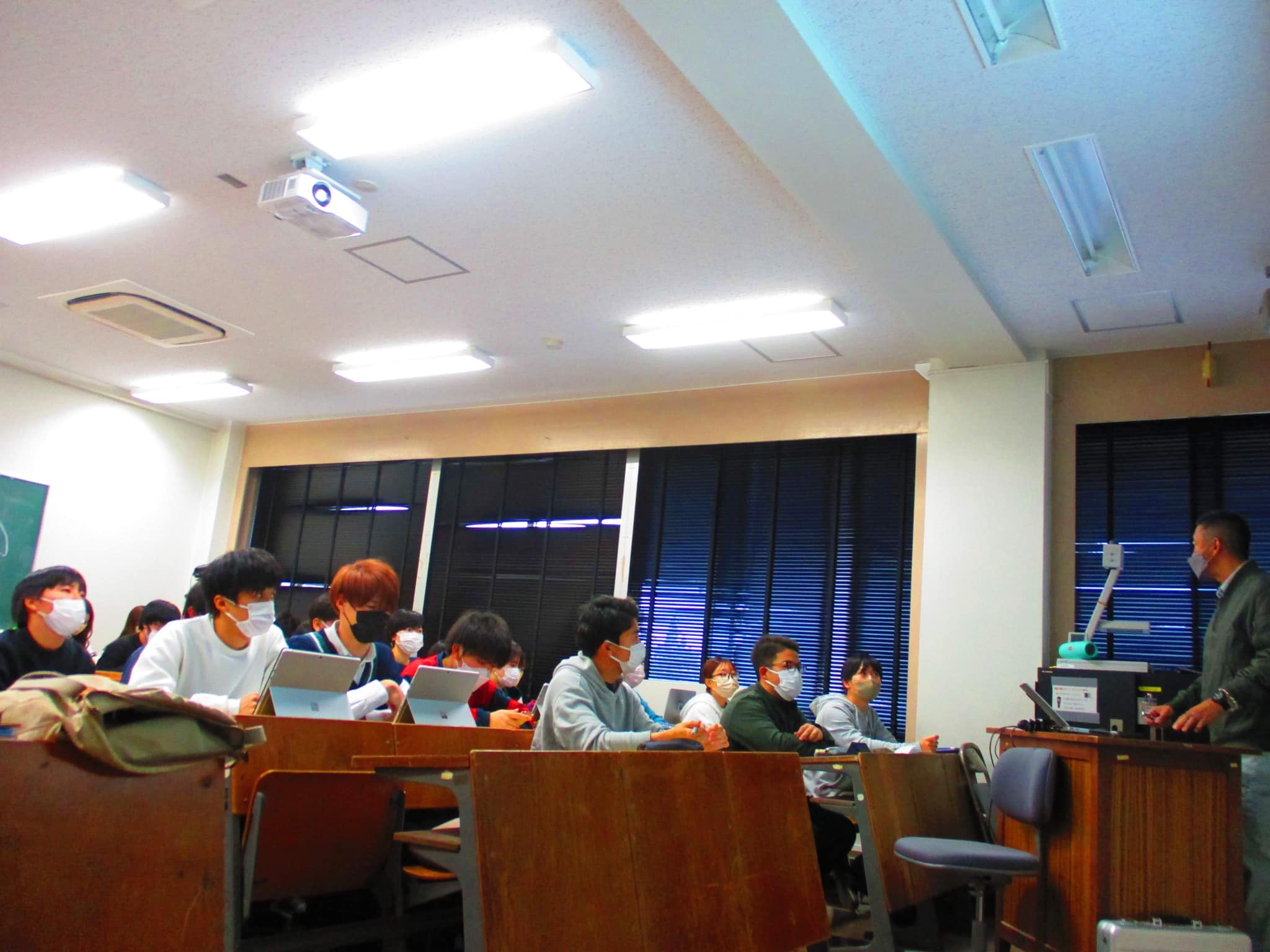 真剣な眼差しで傾聴