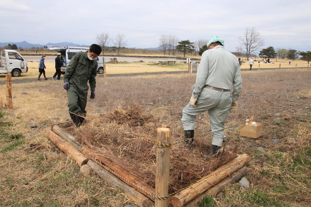 ヤードに枯草を入れる