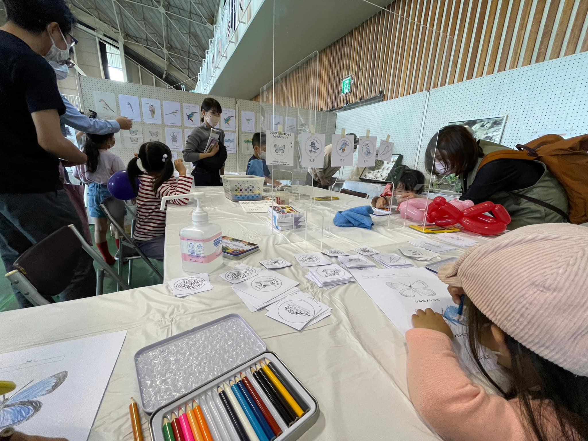 缶バッチづくりも大盛況