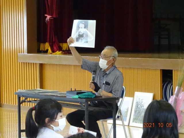 フェントンの顔写真を見せる