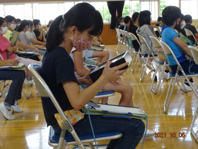 ｼﾙﾋﾞｱｼｼﾞﾐの標本をしっかり見ている5年生