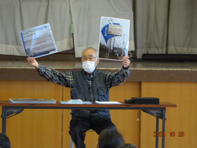 阿久津大橋にある「ｼﾙﾋﾞｱｼｼﾞﾐ発見の地」の看板を見せる
