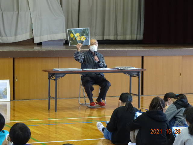 ｵｵｷﾝｹｲｷﾞｸの様子を見せる