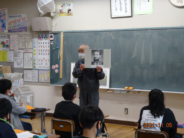 ｼﾙﾋﾞｱｼｼﾞﾐの発見者ﾌｪﾝﾄﾝの写真を見せる